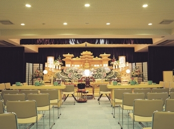異なる要望や形式にも柔軟に対応できる祭壇を用意いたします。「朝日屋新浜会館」