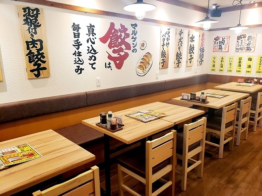 「餃子食堂マルケン 阪急塚口駅前店」名物である店内仕込みの餃子とお酒が楽しめます。