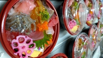 ツヤツヤと輝く海の幸を贅沢に盛った海鮮丼「ショッパー桜川」
