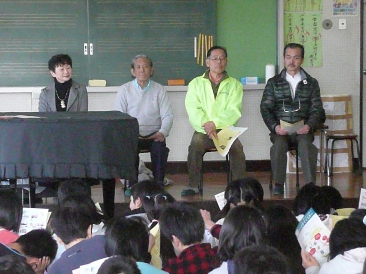 左から講師のマイスター栗田佐穂子さん、浅水屋甫さん、田中司好さん、仲亀誠一さん
