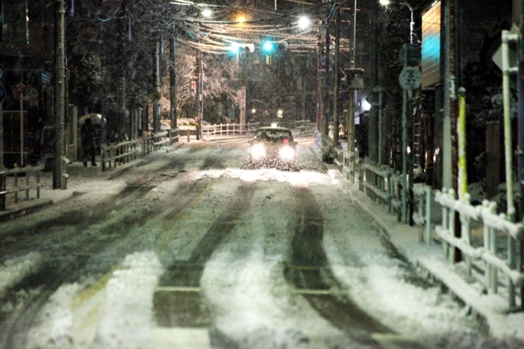 夜11時過ぎ　何やら静かになったな～<br>外に出てみると　積ってる　雪が！<br>滑る雪路を　人も車も　滑らぬように　進んでいた