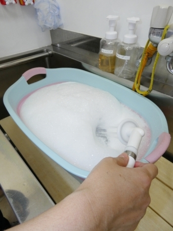 特殊なシャワーヘッドから出るキメの細かい泡と炭酸泉「ペットサロンKURUKURU」