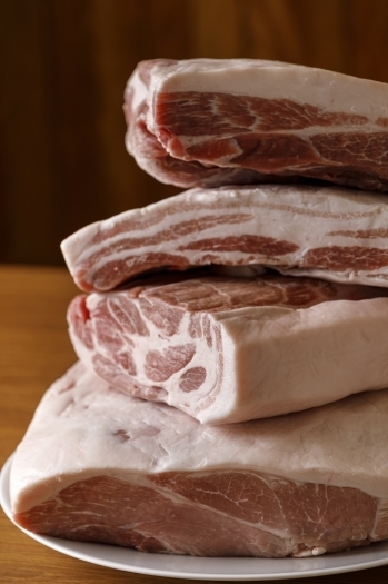 半頭買いした豚肉は生産者に敬意を払い、余すことなく使います。「み乃家」