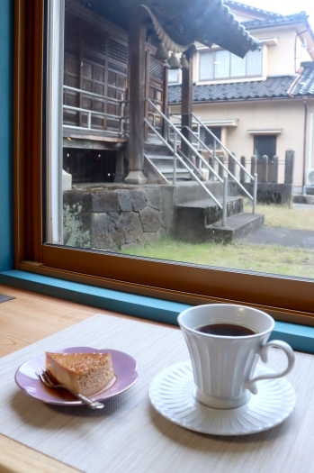 窓際の席は、隣の魚取神社を眺めながら珈琲を「嘉太郎珈琲」