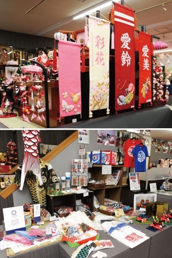名前旗やつるし飾り、鯉のぼりをモチーフにした雑貨もあります。「人形と鯉のぼりの村上 本店」