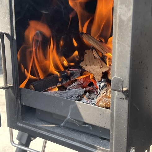 薪を燃やしている様子「針葉樹系の薪は焚きつけにおすすめ！」