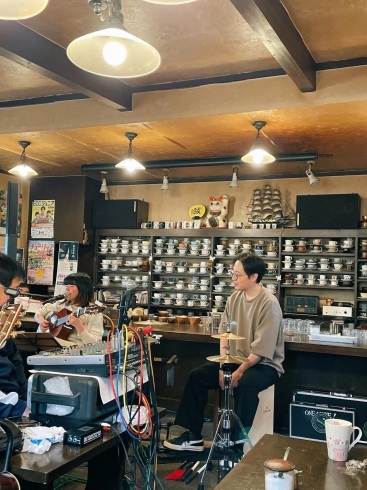「NaNiMo（なにも）」さん（写真左）「珈琲屋あるれで開催された「新見音泉」で音楽を楽しみました」