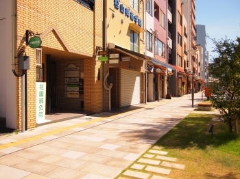 花園町通りの東側にあり、松山市駅からのアクセスも良好です。「花園鍼灸院」