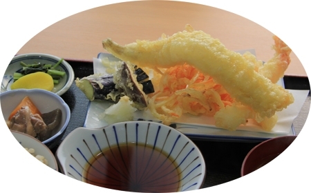 天ぷら定食　700円！　とてもボリュームがあって、女性はかなりお腹いっぱいになるかも。