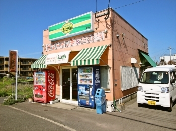 霧島市国分中央6丁目、舞鶴中学校近くにあります。「サンドイッチ＆お弁当 ラブリー」