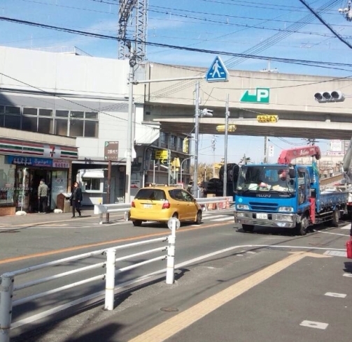 「枚方市駅からイズミヤ方面に向かう坂の手前  セブンイレブン前の交差点で信号機の設置工事してますね」