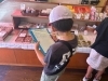 商品やお店についてわかったことを書き込んでいました「和歌浦で100年続く春栄堂 地元の子供たちとふれあうひととき」