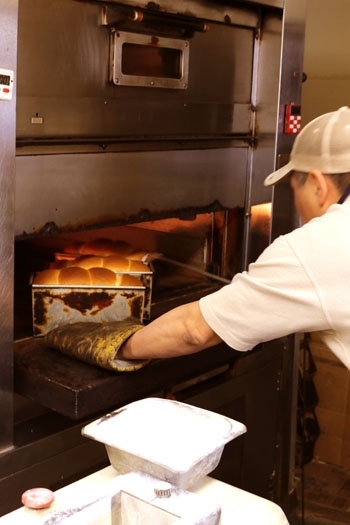 食パンは毎朝9時過ぎに焼き上がります！「焼き立てパンの店 ペルル」