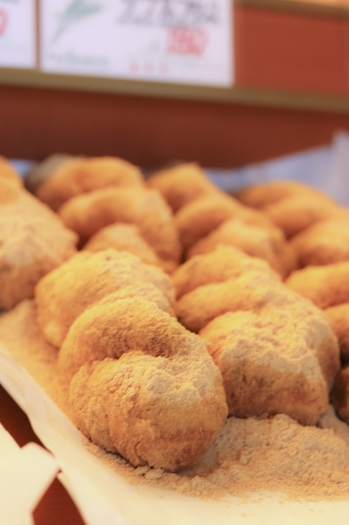 人気のきな粉たっぷりの揚げパン♪「焼き立てパンの店 ペルル」