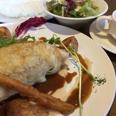 季節のお野菜とふわふわ食感が堪らない♪　ハンバーグランチ