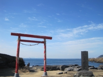 かっとびくんの横にある「三峯神社」の鳥居。