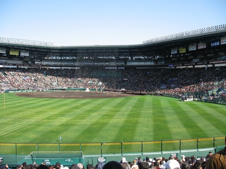屋根の形が変わって少し大きくなったり、外野席の座席はゆったりになってました。
第１試合が大阪対岡山という近いとこ同士ということもあり、スタンドはほぼ満員。