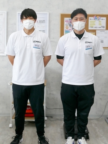 有資格トレーナーの店長（右）とスタッフ「フィットネススクール ロコモK.O 高知東雲店」