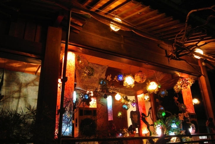 暖かいライトで彩られた神楽殿「令和三年度　所澤神明社七夕祭が開催されました。【所沢の地域情報サイトまいぷれ所沢】」