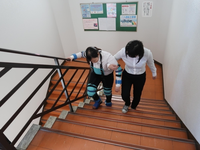階段での歩行体験「高齢者体験！NEXCO東日本『家族みんなで 無くそう逆走　三世代免許』特別講義 が開催されました！［2020年2月5日（水）京成ドライビングスクールさん］」