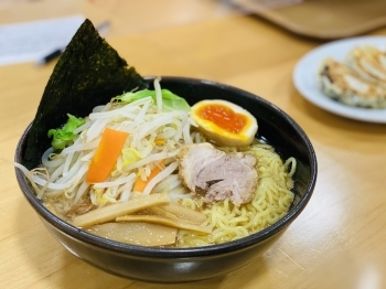 束稲山ラーメン（豪快な乗せ野菜を山に見立てて）「陸奥屋」