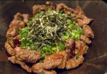 人気メニューに「中落ちステーキ丼」「陸奥屋」