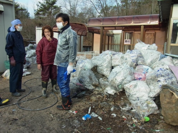 取り掛かる前の、途方に暮れるようなゴミの山…<br>「じゃ、ここからやりましょう。」という普通～の言葉からの片付け開始。