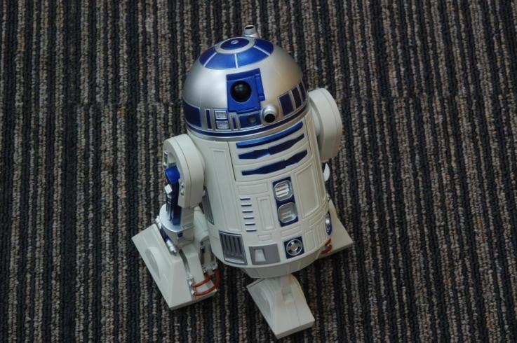 「Ｒ２-Ｄ２　でもこれは何？　」