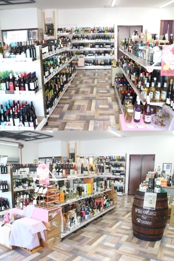 約500種類のワインの他、ウイスキー、ビール、日本酒、焼酎も「有限会社 大坂屋本店」