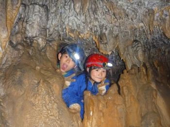 真っ暗闇の中、鍾乳石やコウモリを探しに行くドキドキ洞窟体験「大佐山オートキャンプ場」