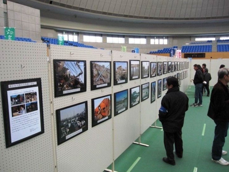 東日本大震災の写真パネル展示です。