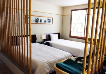 県内作家によるアートパネルがお部屋を彩る「旅館 玉之湯」
