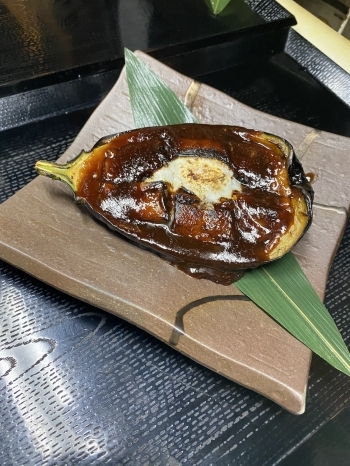 甘辛い味噌ととろける口当たりの茄子の相性が抜群の一品。「和食居酒屋 わか菜」