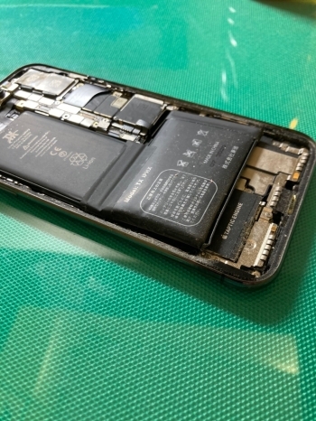 確かな技術で安全にバッテリー交換を致します！「iPhone即日修理＆ガラスコーティング iRecle アクロスモール春日店」