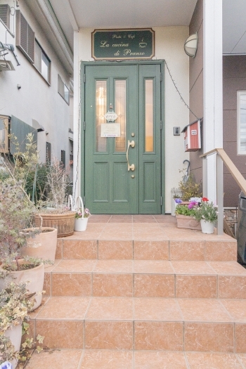 入口の緑のドアが目印です。「La cucina di Pranzo（ラ・クチーナ・ディ・プランツォ）」