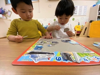 知育パズルは遊びながら集中力や想像力など様々な力を育てます「宮崎アップル保育園駅前」