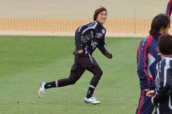 村上佑介選手（DF・背番号25）<br>いつも笑顔（に見えるだけ？）、サッカーが好きでたまらない！という様子に見ているほうも楽しくなります。