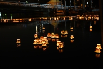 幻想的な灯籠の光
感謝の気持ちをお祈りしましょう。「船橋仏教会」