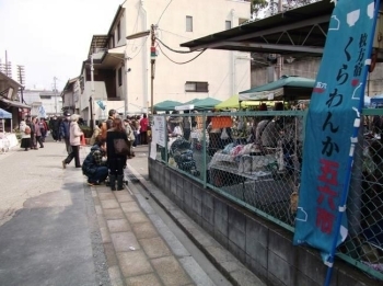 （空地での出店風景）