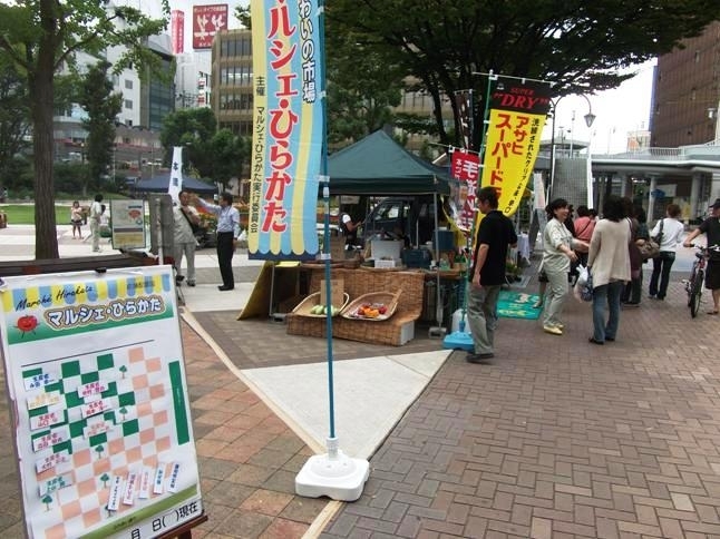 （毎月のマルシェひらかた会場風景）