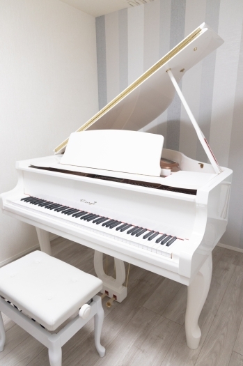 真っ白なグランドピアノが大好評　防音室専用の換気システムも完備「みよしピアノ教室」