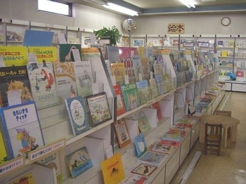 広々とした店内には、鈴木さんが厳選なさった絵本が並んでいます