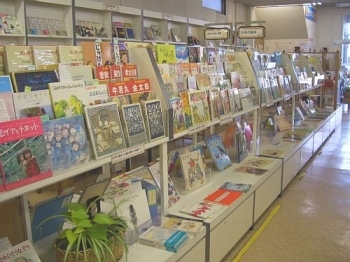 店内の本は、すべて消毒済み。小さいお子さんが手に取っても安心です