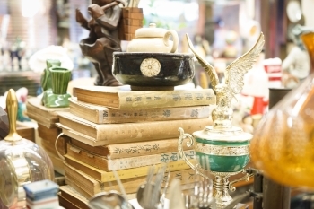 年代物の貴重な古書も販売！　お気に入りの品を見つけてください♪「ANTIQUES DEN アンティーク デン」