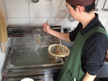 こだわりの麺が茹で上がりました。「うどん よねだ屋」