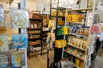 店内では、雑貨の販売も　輸入菓子やアクセサリーなど集めました☆「SNOOKER CAFE」