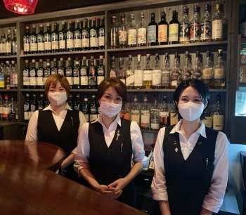 気さくなスタッフが笑顔でお待ちしています「Bar GIN-JOINTS」