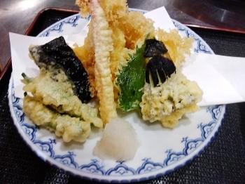 天ぷら盛り合わせには、エビや季節の野菜を盛り込んでいます「ひさご」