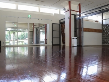 温もりのある木目の床と全身鏡付きの広々としたスタジオ「Balinese dance studio 結緋 yui」