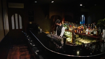 落ち着いた雰囲気の大人の空間。じっくり飲みたい日にどうぞ。「Bar Caprice」